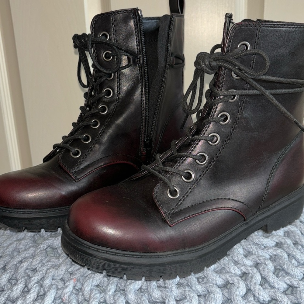 Great condition only worn once SO boots reddish color size 7